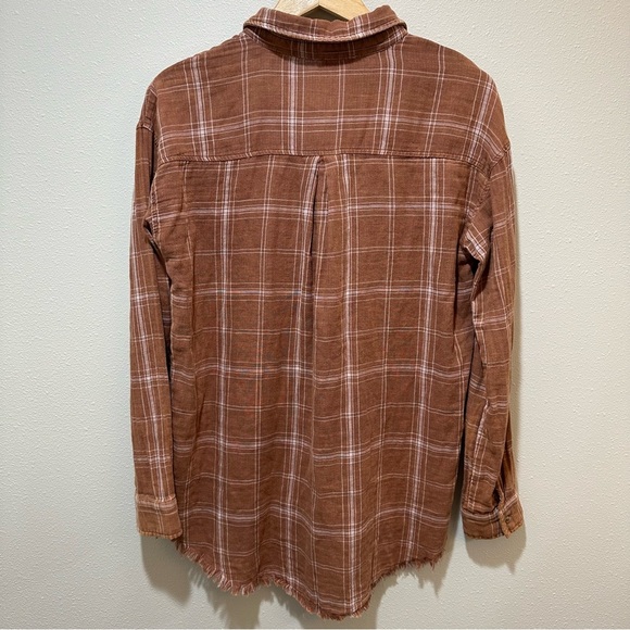 Hem & Thread Raw Edge Button Down - Picture 7 of 10
